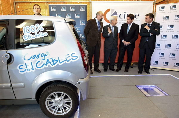 Prototipo de coche eléctrico español de recarga sin cables carga las baterías en 15 minutos