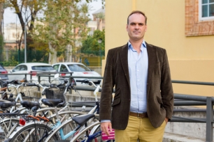 Novedosa bicicleta de 3 ruedas con acumulador eléctrico