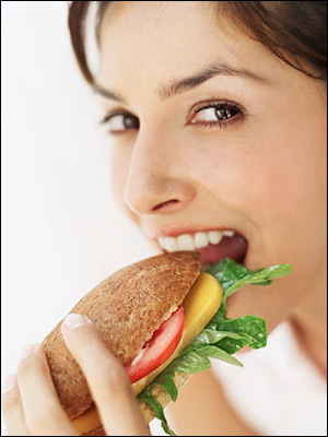 Las chicas que comen varias veces al día ganan menos peso que las que hacen menos