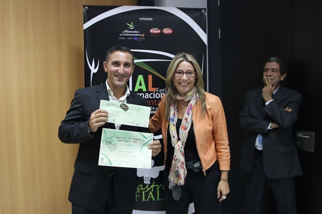 Una almendra recubierta de chocolate y canela ecológicos