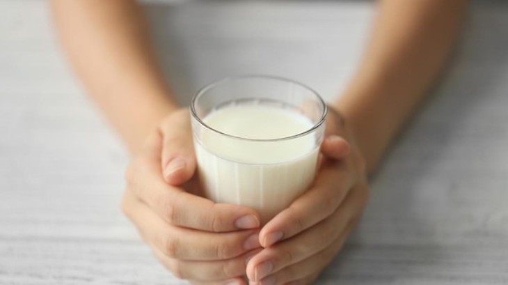 La ciencia tras el ‘vasito de leche’ para dormir bien