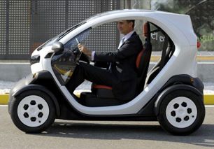 Su Alteza Real el Príncipe de Asturias inaugura la fábrica de Twizy en Valladolid
