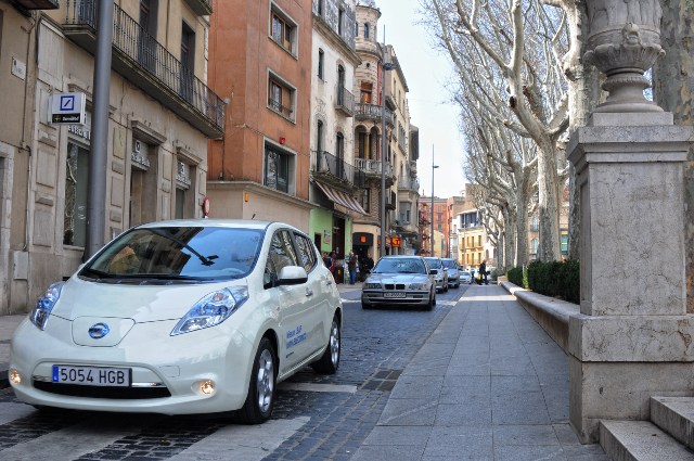 Nissan cede un coche eléctrico en el Ayuntamiento de Figueres