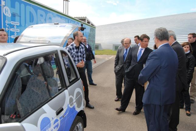 Presentan un turismo biplaza con una pila de combustible alimentada con hidrógeno