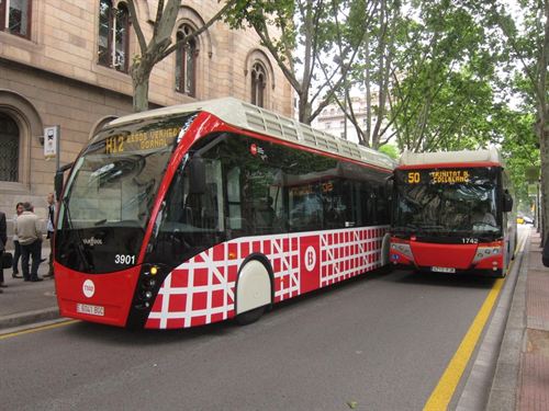 El primer bus híbrido biarticulado empieza a circular por Barcelona