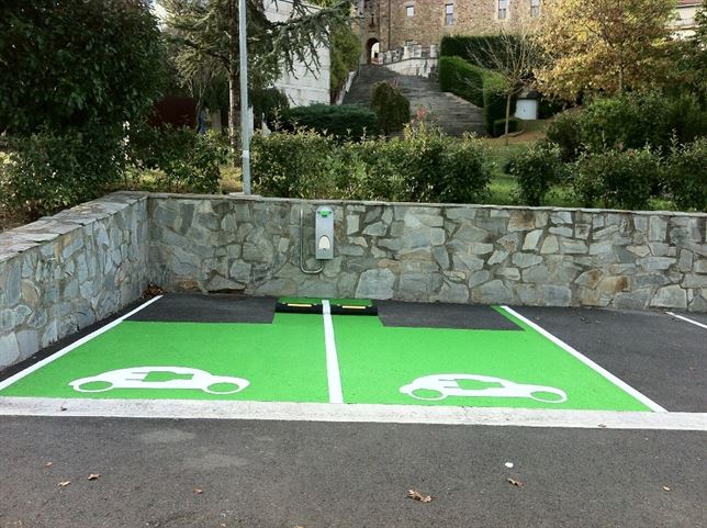 La Casa de Juntas de Abellaneda (Bizkaia) ‘estrena’ punto de recarga para coches eléctricos