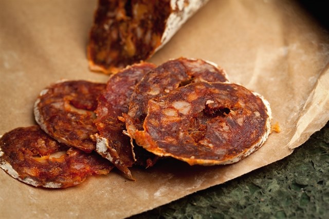 La OCU pide que se revise a la baja el uso de nitratos y nitritos en los alimentos