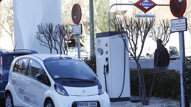 Innovadora Metrolinera para recargar coches eléctricos aprovechando la energía de frenado de los trenes