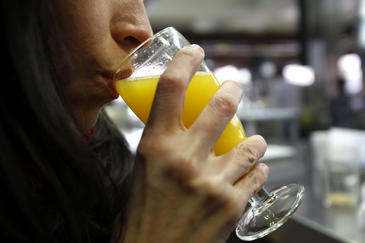 Detectan contaminación microbiana en zumos de naranja exprimida en bares y restaurantes