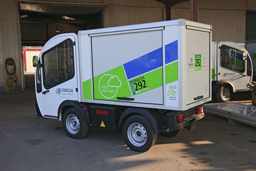 Emulsa compra tres vehículos eléctricos para el servicio de Parques y Jardines