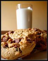 Un vaso de leche caliente con azúcar y galletas