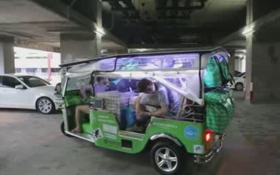 Tres jóvenes inician un viaje de Tailandia a Francia en un bicitaxi solar