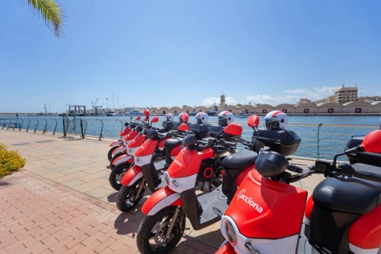 Gandia se suma al turismo sostenible con un servicio de motos eléctricas