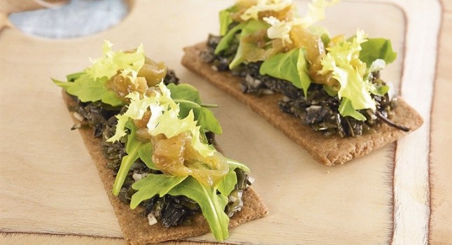 Aperitivo de algas y aceitunas con cebolla caramelizada