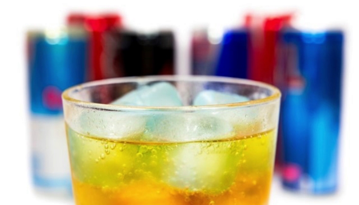 Ojito con la cafeína en las bebidas energéticas