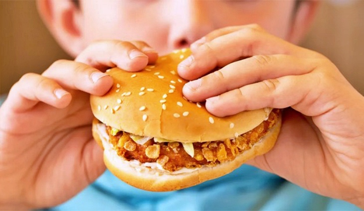 Todas las claves para que los niños dejen de comer comida basura