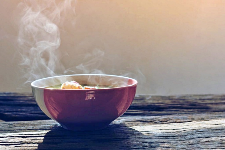 Sabías que la comida caliente te ayuda a combatir el calor