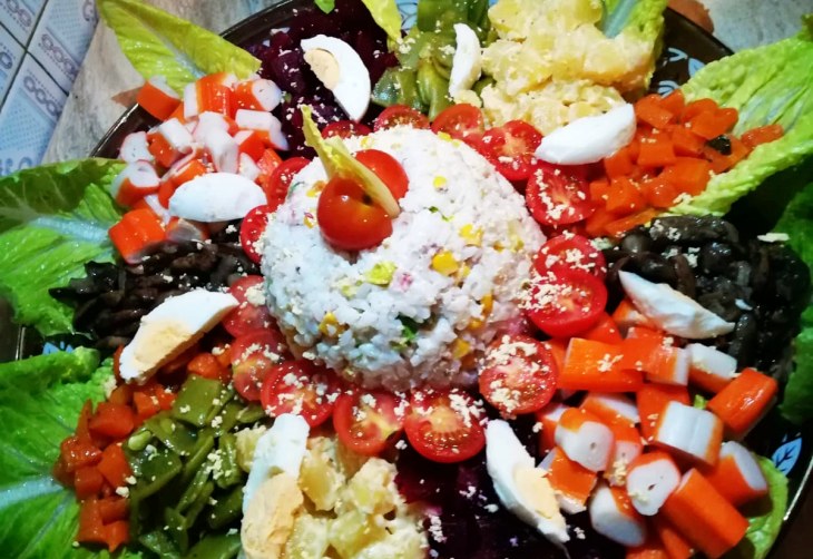 Ensalada vegetal con champiñones y frutos del mar 