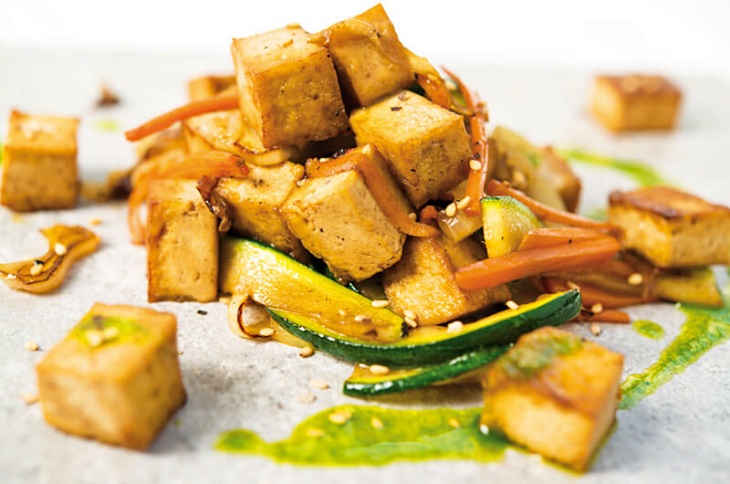 Crujiente de tofu con wook de verduras salteadas