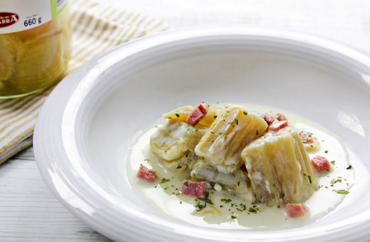 Cardos con bechamel y setas