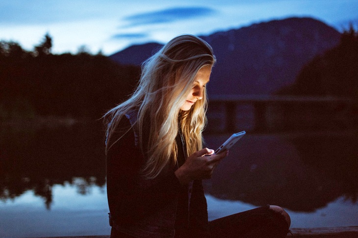 La luz azul de los teléfonos móviles