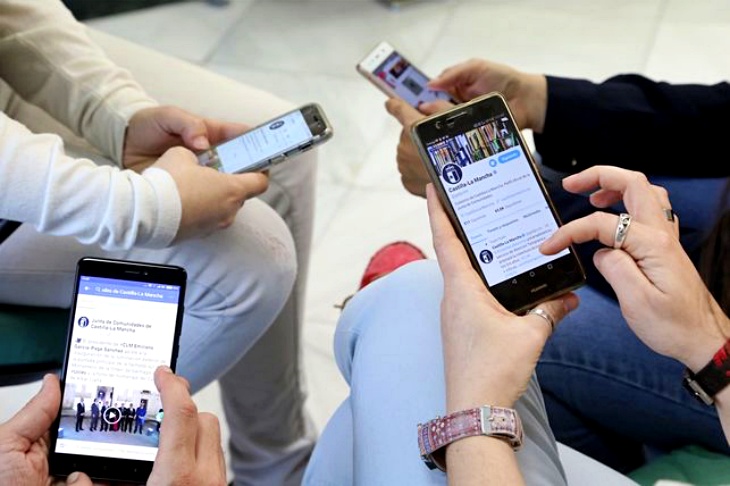 Si tus hijos adolescentes pasan demasiado tiempo en las redes sociales