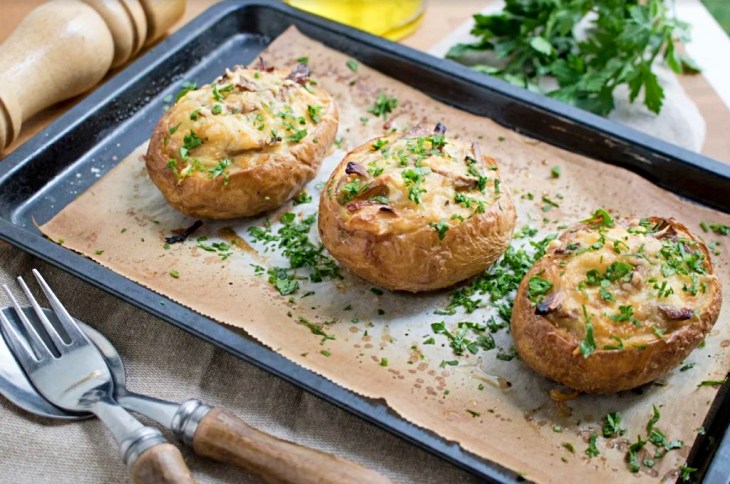 Setas rellenas de espinacas y tomate