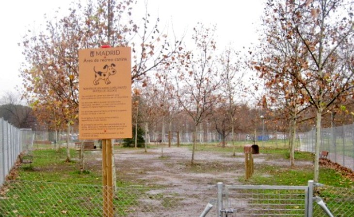 Madrid. Ciudad Lineal dispone de 18 áreas caninas para el esparcimiento de mascotas