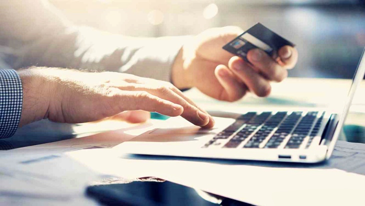 Influencers que recomiendan medicamentos de venta online son los peores amigos para tu salud