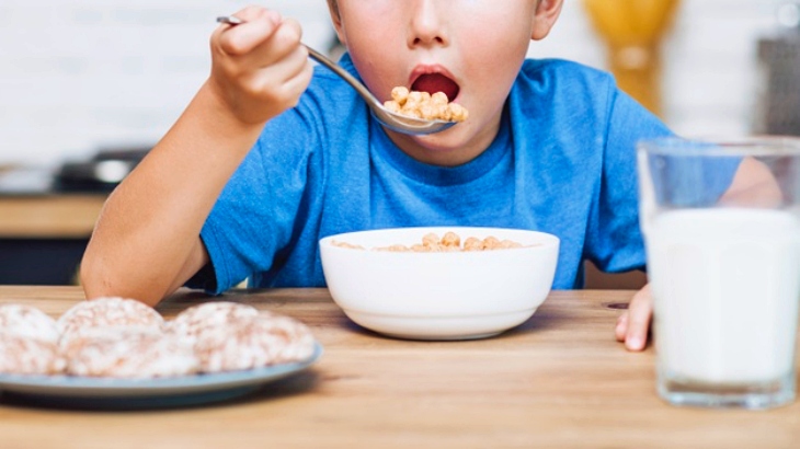 Ojito con los cereales y yogures de grandes marcas que compras para tus hijos