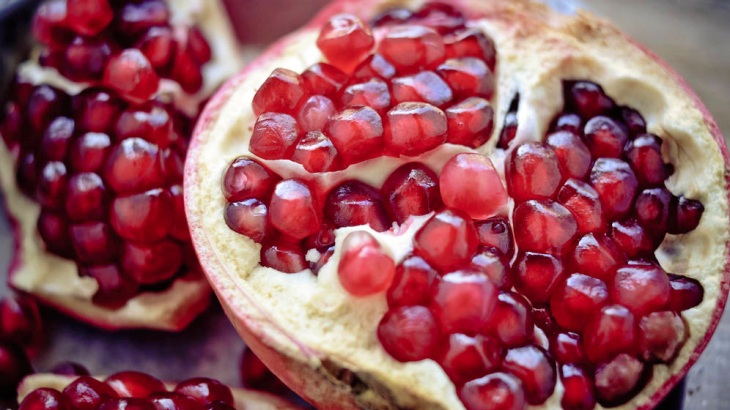 Todos los beneficios de beber zumo de granada durante el embarazo
