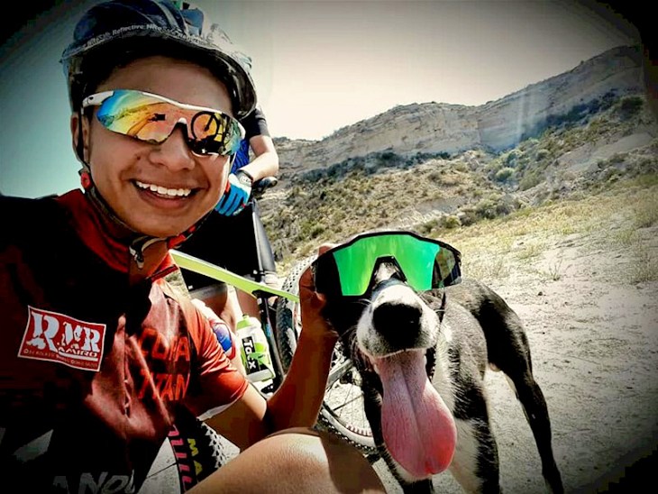 La ‘bondad’ de unos ciclistas de montaña rescatan a un perro abandonado llevándolo a cuestas hasta ponerlo a salvo (video)
