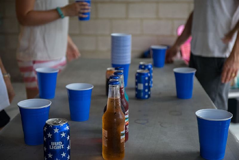 ¿Más edulcorantes, más cáncer? Aspartamo, sacarina, acesulfamo-K... Según un nuevo estudio de Inserm, los edulcorantes pueden tener efectos nocivos. Los mayores consumidores de edulcorantes tienen un mayor riesgo de desarrollar cáncer. Una alternativa ‘poco sana’ ¿Más edulcorantes, más cáncer? Varios millones de personas consumen edulcorantes a diario. Estos aditivos alimentarios permiten reducir el contenido de azúcar añadido, así como el número de calorías asociadas al mismo, conservando el sabor dulce de los productos. Los más conocidos son: aspartamo, sacarina, Acesulfamo-K o sucralosa. Se encuentran cada vez más en refrescos y zumos ‘light o zero’, pero también en yogures, patatas fritas, dulces, etc. Sin embargo, su seguridad es regularmente cuestionada. Un estudio realizado por investigadores de la Sorbona, célebre Universidad de París y de varios institutos nacionales franceses destacan el riesgo de cáncer relacionado con el consumo de edulcorantes. Su trabajo fue publicado en la revista Plos Medecine. Un largo y minucioso estudio Desde 2009 hasta 2021, los investigadores analizaron los datos de salud y el consumo de edulcorantes de 102.865 hombres y mujeres que participaron en el amplio. Los voluntarios aportaron su historial médico. Dieron cuenta de su nivel de actividad física, de su modo de vida y de su estado general de salud. También facilitaron los nombres y marcas de los productos consumidos lo que permitió a los científicos medir su exposición a los aditivos alimentarios, en particular a los edulcorantes. Se llevaron a cabo análisis estadísticos para estudiar las asociaciones entre el consumo de edulcorantes y el riesgo de cáncer. Para ello se tuvieron en cuenta muchos factores potencialmente confusos como la edad, el sexo, el nivel educativo, la actividad física, el tabaquismo. También se controló el índice de masa corporal (IMC), la talla, el aumento o disminución de peso durante el seguimiento. Otros de los factores que se verificaron y controlaron fueron la presencia de enfermedades como la diabetes y los posibles antecedentes familiares de cáncer. Además, se les pregunto por la ingesta energética, alcohol, sodio, ácidos grasos saturados, fibra, azúcar, alimentos integrales y lácteos. ¿Más cáncer? Los científicos advirtieron que este estudio prospectivo y a gran escala sugiere que, de acuerdo con varios estudios experimentales realizados tanto in vivo como in vitro. Y la conclusión es que los edulcorantes artificiales que están presentes en muchos alimentos y bebidas en todo el mundo podrían ser un factor de riesgo importante a la hora de padecer cáncer. En comparación con los voluntarios que no consumen edulcorantes, los que si lo hacían de forma habitual tenían un 13 % más de riesgo de desarrollar algún tipo de cáncer. Y los de mayor riesgo eran los que tomaban aspartamo y acesulfamo K. Sin embargo, tambien se ha constatado que los mayores riesgos de cáncer de mama y cánceres estaban relacionados con la obesidad. Aunque aún no es posible establecer una relación causal directa entere el cáncer y este tipo de productos. Pero sí es cierto que estos resultados no aconsejan el uso de edulcorantes como alternativas seguras al azúcar. Y además brindan nueva información que permitirá tener otras perspectivas a la hora de abordar las controversias que puedan existir sobre sus posibles efectos nocivos para la salud.