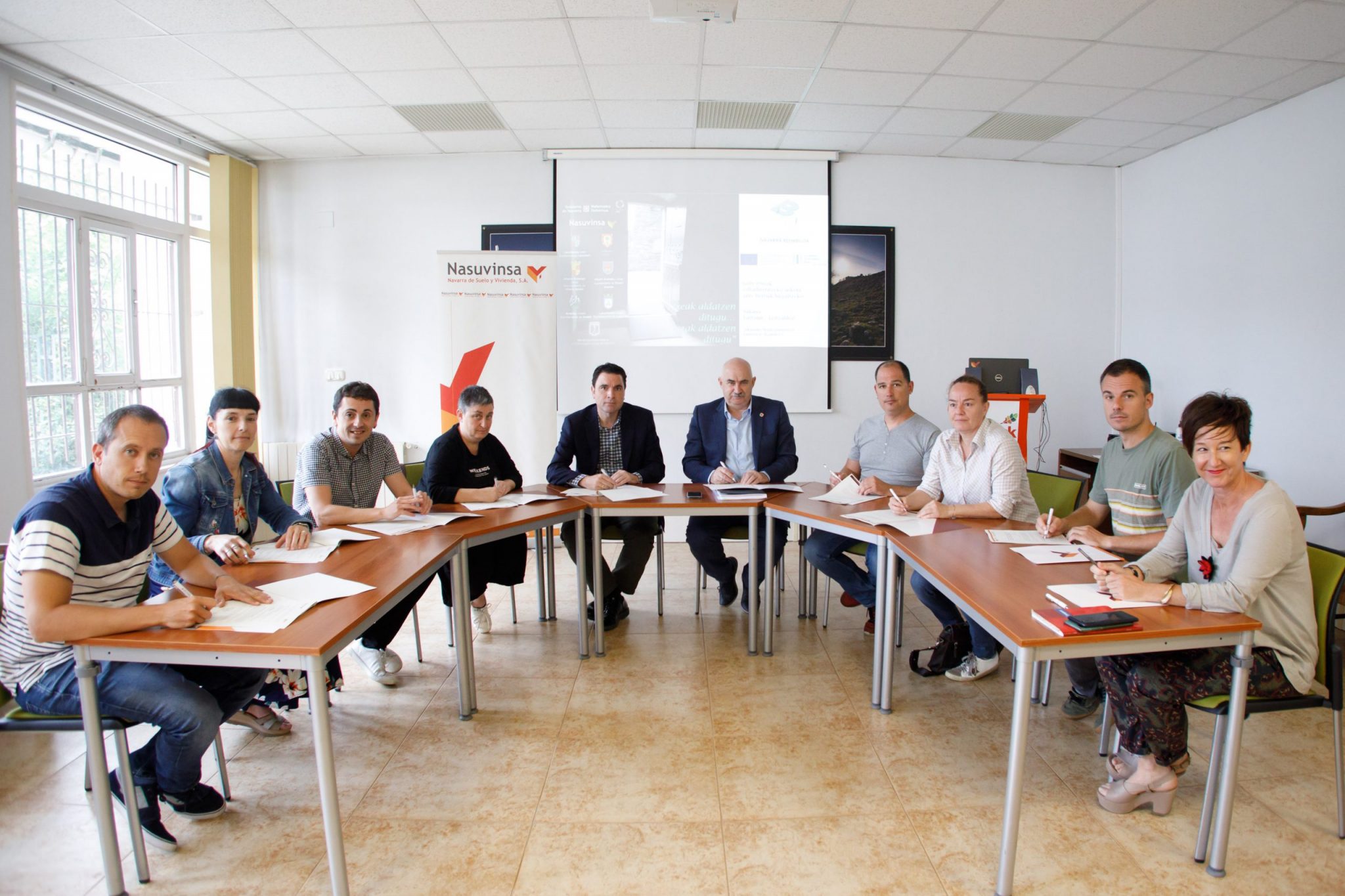 El vicepresidente y titular de Vivienda del Gobierno de Navarra, José María Aierdi, ha formalizado hoy la incorporación de 17 ayuntamientos de Sakana y Larraun-Leitzaldea al programa ELENA desarrollado por Nasuvinsa, que permitirá a estos municipios y a sus más de 15.000 habitantes recibir asesoramiento y acompañamiento en la tramitación de sus proyectos y de las ayudas públicas a la rehabilitación energética, tanto de comunidades vecinales como de viviendas unifamiliares.