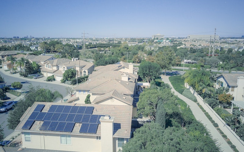 ¿Quién puede optar a las ayudas para la mejora de la eficiencia energética y la sostenibilidad en viviendas?