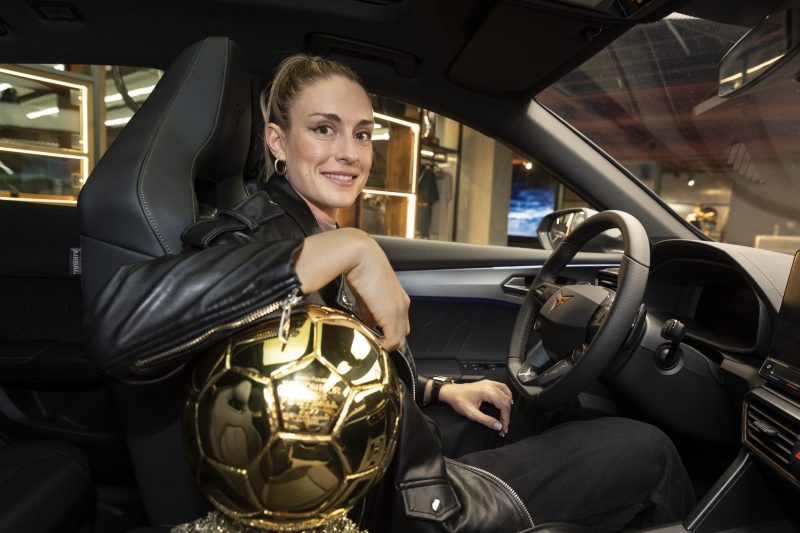 Alexia Putellas: balón de oro y CUPRA híbrido