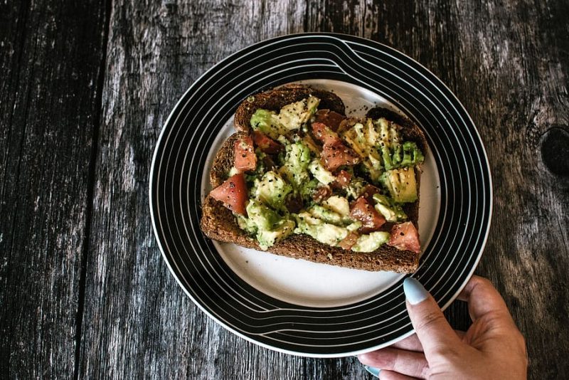 receta ecológica tosta tibia de tomate y aguacate