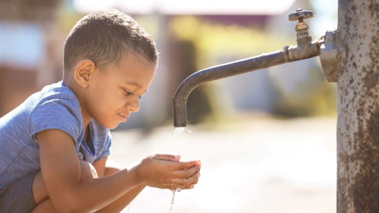 agua contaminada países
