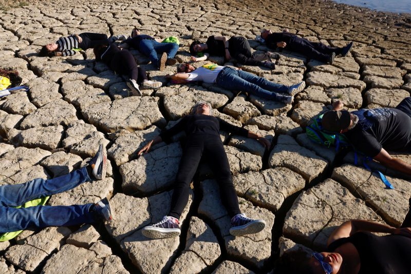 Protesta en el pantano malagueño de la Viñuela