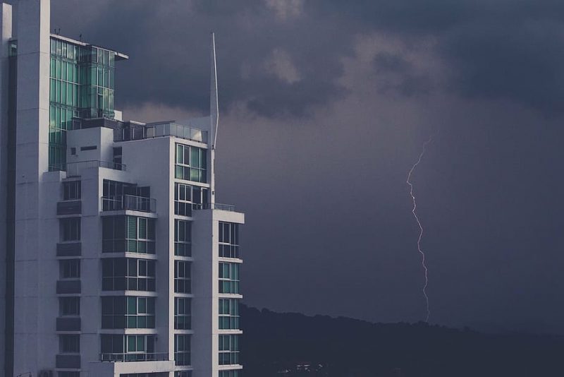 NO2 en los edificios altos y las fábricas de alimentos