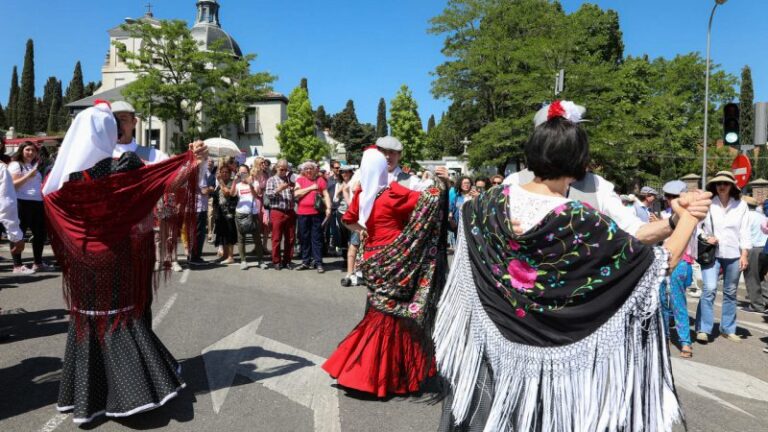 Greenpeace pide a la clase política madrileña en la pradera de San Isidro