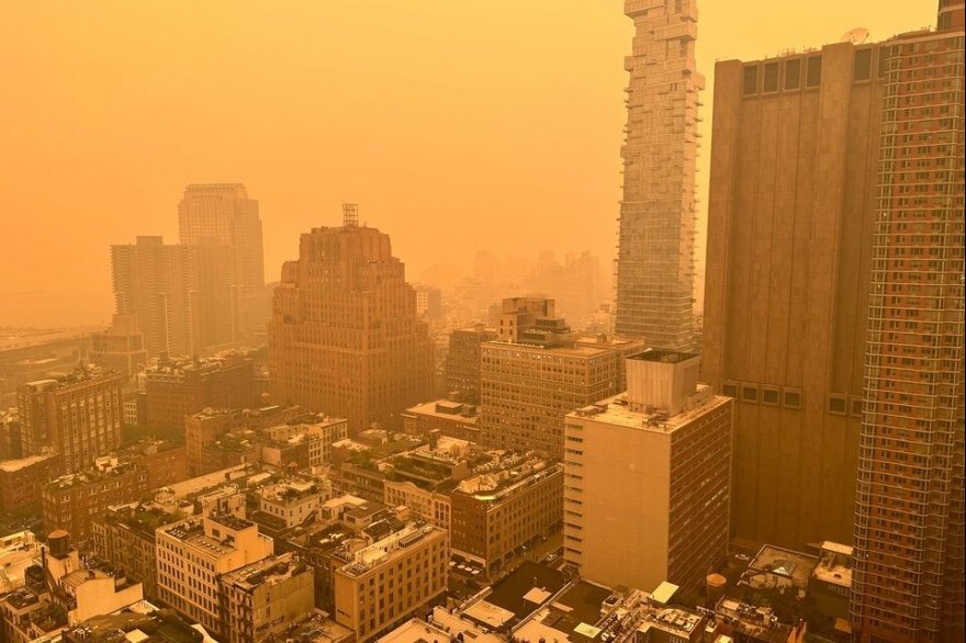 Nueva York cubierta de humo por incendios a cientos de kilómetros