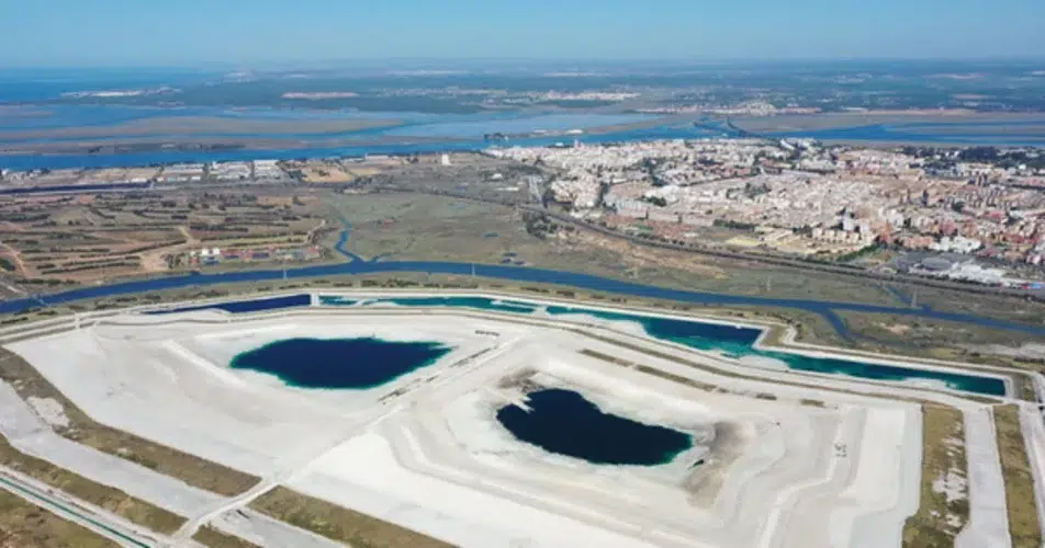 Sellado de las balsas de fosfoyesos: una pésima solución