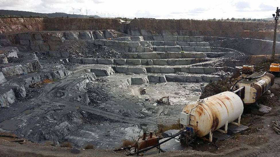 Escándalo: Cantera de pizarra El Poltrón