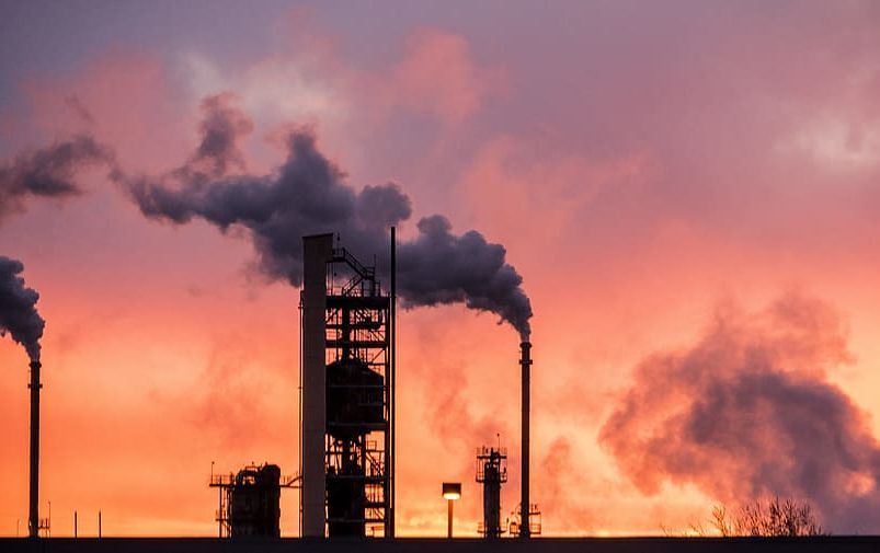 California demanda a las grandes petroleras por engaños y daños