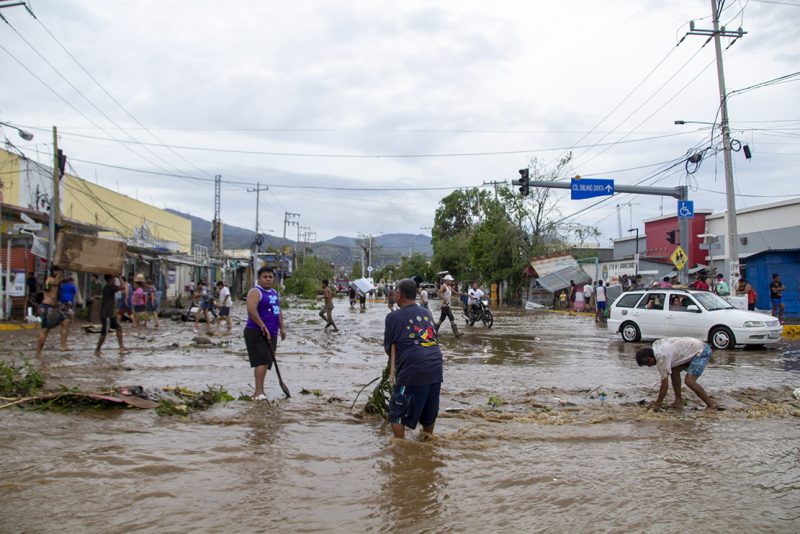 La tormenta tropical Otis 'golpea' México