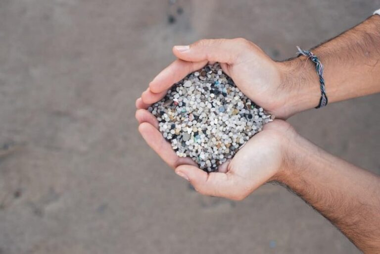Tarragona: Demandan la contaminación por pellets de plástico