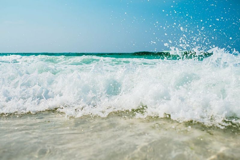 La espuma del mar libera microplasticos a la atmósfera