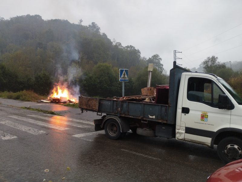 Asturias: En Cabranes se queman los residuos en la calle