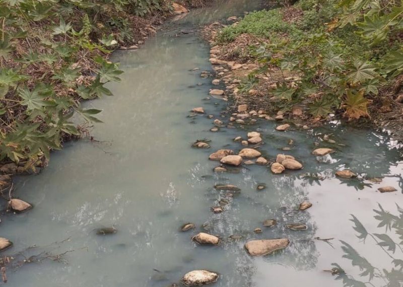 ¿Es un 'basurero' el arroyo de Los Charcones?